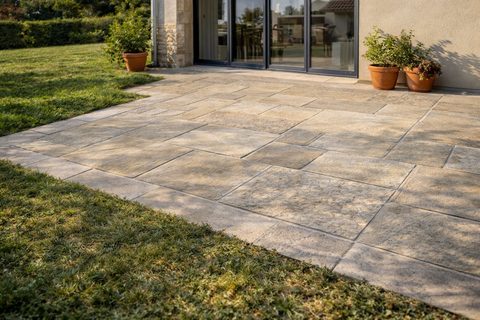 Terrasse dallée pierre reconstituée à Touvois par La P'tite Réno